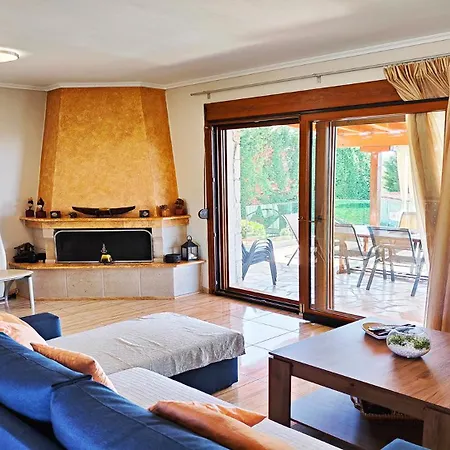 Traditional Estate Heated Pool & Garden, 5 Bedrooms