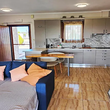 Дом отдыха Traditional Estate Heated Pool & Garden, 5 Bedrooms