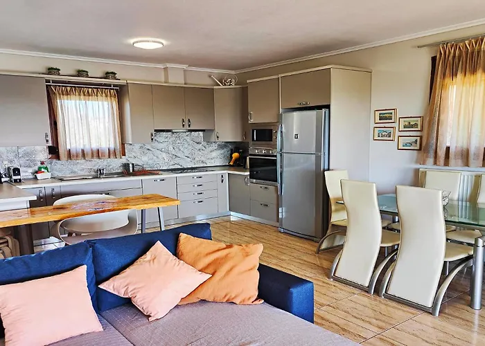 Traditional Estate Heated Pool & Garden, 5 Bedrooms Feriehus