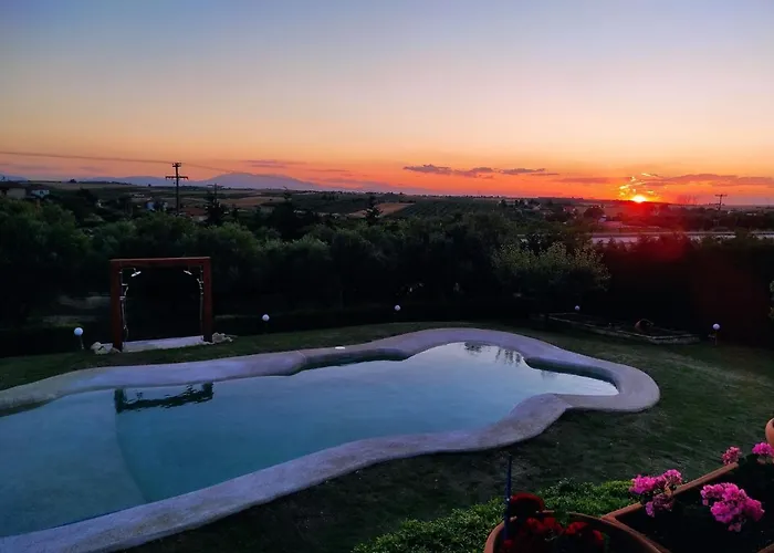 Traditional Estate Heated Pool & Garden, 5 Bedrooms
