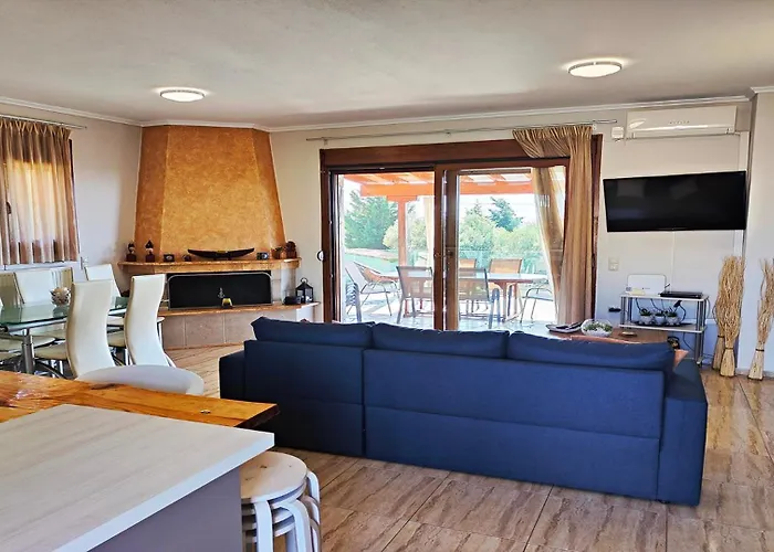 Traditional Estate Heated Pool & Garden, 5 Bedrooms *