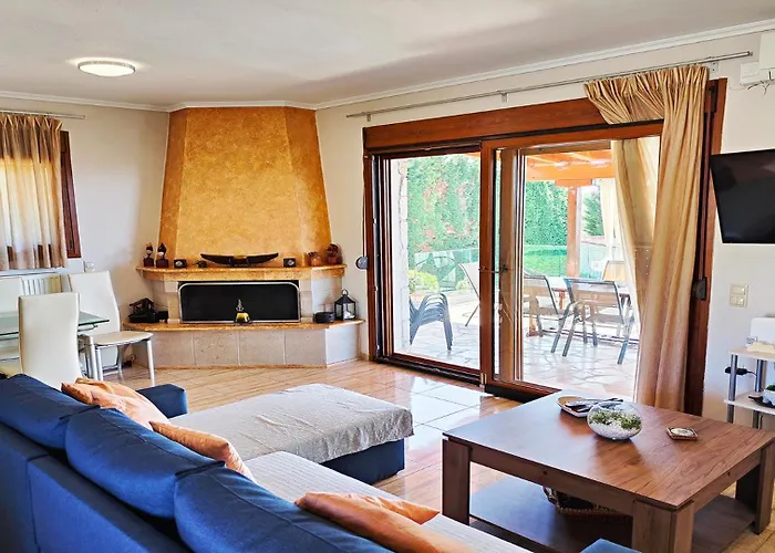 Traditional Estate Heated Pool & Garden, 5 Bedrooms